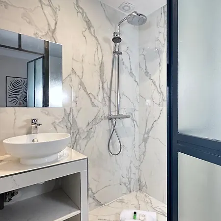 1581 Typical Luxurious Parisian Getaway Appartement Parijs