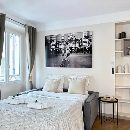 1581 Typical Luxurious Parisian Getaway Appartement Parijs