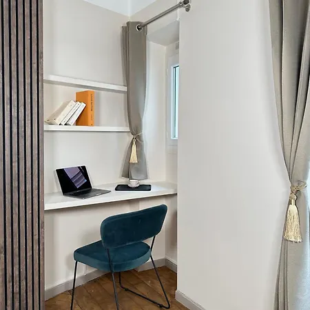 1581 Typical Luxurious Parisian Getaway Parijs