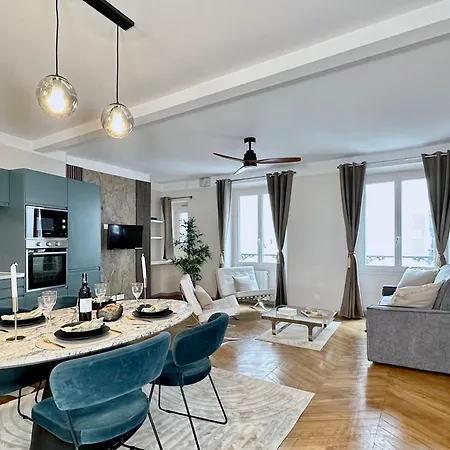 1581 Typical Luxurious Parisian Getaway *