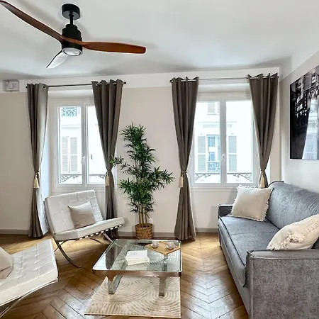 1581 Typical Luxurious Parisian Getaway