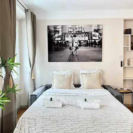 1581 Typical Luxurious Parisian Getaway *